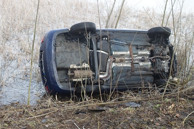 Auto kommt von Fahrbahn ab und landet im Teich