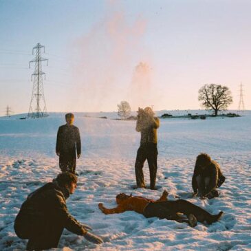 Soft Launch veröffentlichen ihre neue Single „Dinosaur“