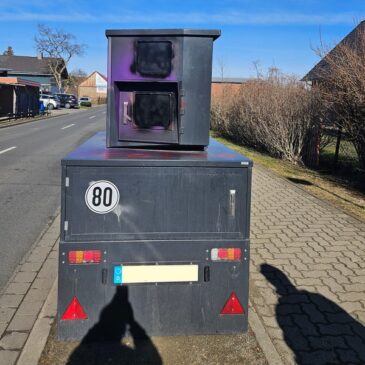 Farbattacke gegen Blitzeranhänger