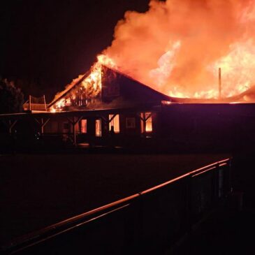 Feuerwehr im Einsatz: Brand zerstört Vereinsheim