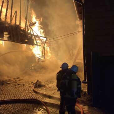Feuerwehr im Einsatz: Scheune in Vollbrand