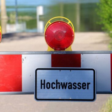 Umweltminister aus Sachsen-Anhalt und Thüringen weihen erneuerten Helme-Deich ein