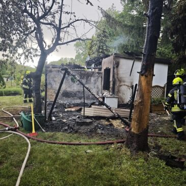 Feuerwehr im Einsatz: Brand einer Gartenlaube