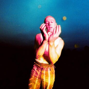 Moncrieff veröffentlicht sein Debütalbum „maybe it’s fine.“ & neue Single „Something To You“