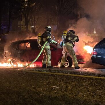 Feuerwehr im Einsatz: Autos brennen in Neue Neustadt