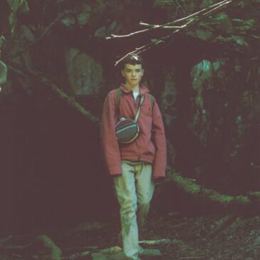 Sam Fender veröffentlicht Video zum Song “Little Bit Closer” mit “Adolescence”-Hauptdarsteller Owen Cooper