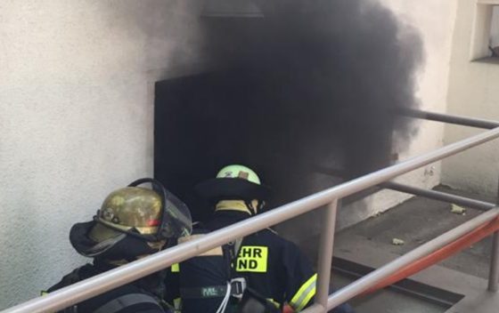 Feuerwehr im Einsatz: Kellerbrand in Mehrfamilienhaus