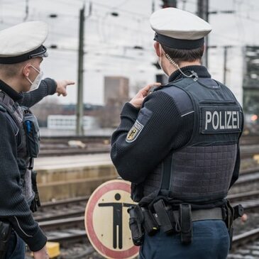 Lebensgefährlich! – Mann am Gleis wird von Intercity erfasst und schwer verletzt