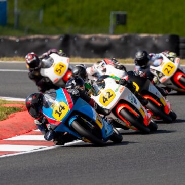 ADAC Junior Cup: Göttlich und Wolff siegen beim Auftakt in Oschersleben