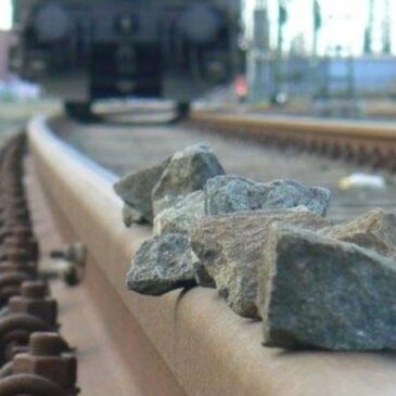Zeugenaufruf der Bundespolizei: Schottersteine auf Bahngleis werden durch Güterzug erfasst