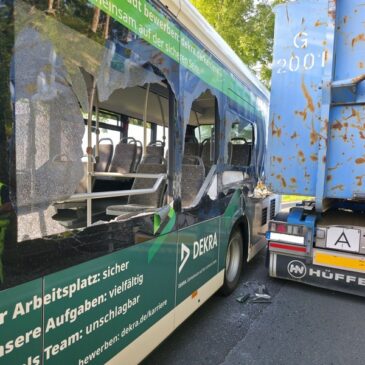 Verkehrsunfall mit Schulbus: Kinder & Fahrer blieben unverletzt