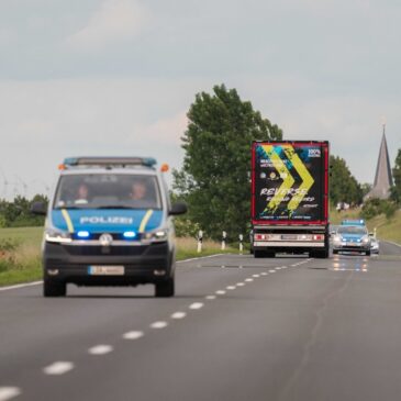 Großes Hallo in Halberstadt: eActros 600 fährt 30 Kilometer rückwärts auf öffentlichen Straßen zum Global Parts Center