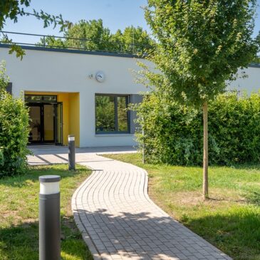 Oberbürgermeisterin Simone Borris weihte Erweiterungsneubau der „Regenbogenschule“ ein / Landeshauptstadt investierte 3,37 Millionen Euro