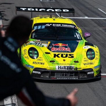 Zwei Porsche 911 GT3 R nach 24 Stunden auf dem Podium des Nürburgrings