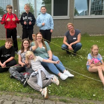 Wenn das kein Rekord ist: Kinder und Jugendliche häkeln bunte Schnur, die nun anderthalb Mal ums Klinikum liegt