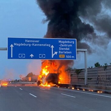 A2: LKW kracht in Leitplanke und fängt Feuer