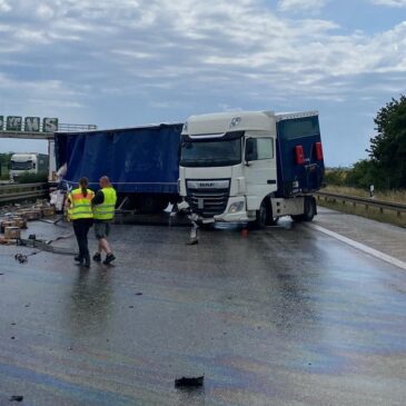 Regennasse Fahrbahn auf der A2 – Lkw stellt sich quer