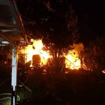 Feuerwehr im Einsatz: Gartenlaube brennt in Hohenwarsleben