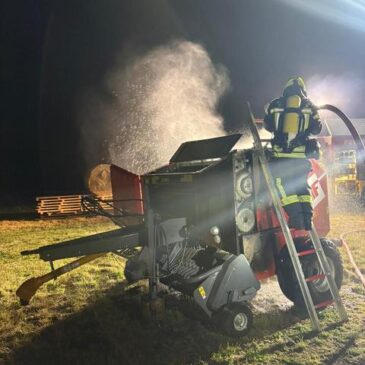 Feuerwehr im Einsatz: Ballenpresse gerät in Brand