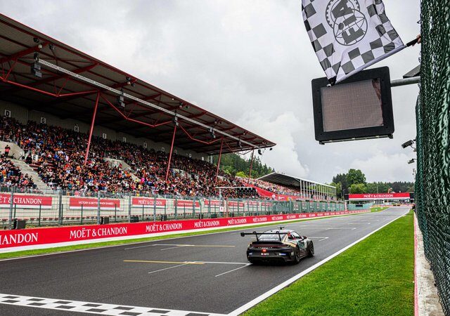 Rennen, Porsche Mobil 1 Supercup: Dominanter Sieg von Porsche-Junior Alessandro Ghiretti