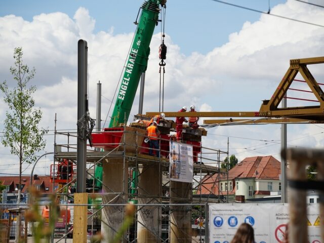 Einschub der zweiten Behelfsbrücke / Erste Öffnung für Fuß- und Radverkehr ab August
