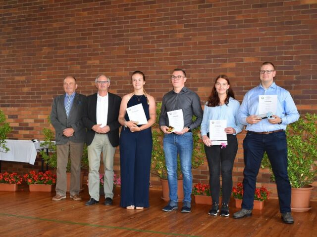 Staatssekretär Gert Zender überreicht Abschlusszeugnisse an der Fachschule für Landwirtschaft in Haldensleben