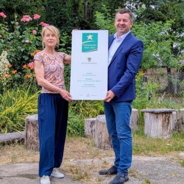 Kulinarischer Stern: Minister Sven Schulze prämiert den Straußenhof Scholz und übergibt Hofschild