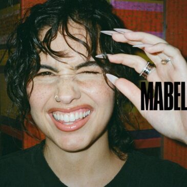 BRIT Award-Gewinnerin Mabel veröffentlicht ihr neues Mixtape “Mabel”