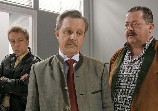 Krimiserie: Die Rosenheim-Cops – Ein Hai weniger (ZDF 16:10 – 17:00 Uhr)