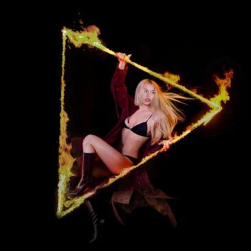 Ava Max mit ihrer neuen Single „Wet, Hot American Dream“