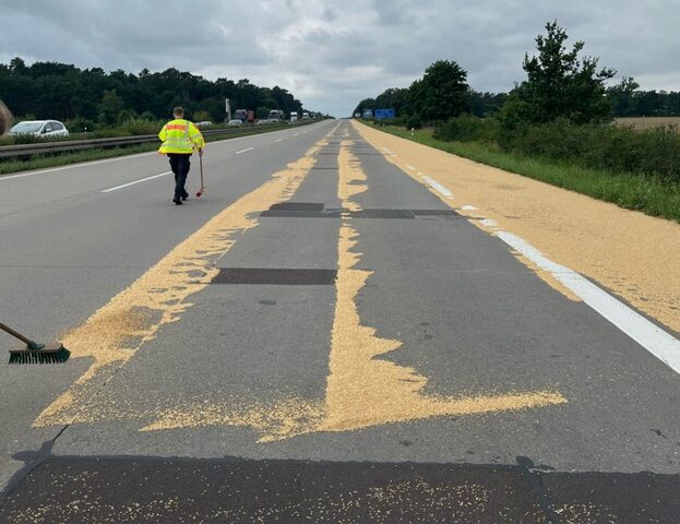 A2: Lkw verliert Getreideladung
