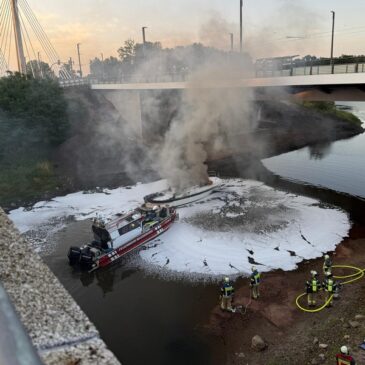 Feuerwehr im Einsatz: Motoryacht brennt auf der Elbe
