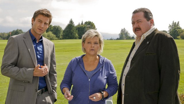 Krimiserie: Die Rosenheim-Cops – Tod auf dem Golfplatz (ZDF 16:10 – 17:00 Uhr)