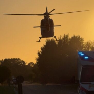 Motorradfahrer kracht gegen Bahnschranke und wird schwer verletzt