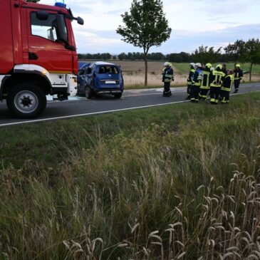 B245: 24-Jähriger Autofahrer kommt von der Fahrbahn ab und wird schwer verletzt