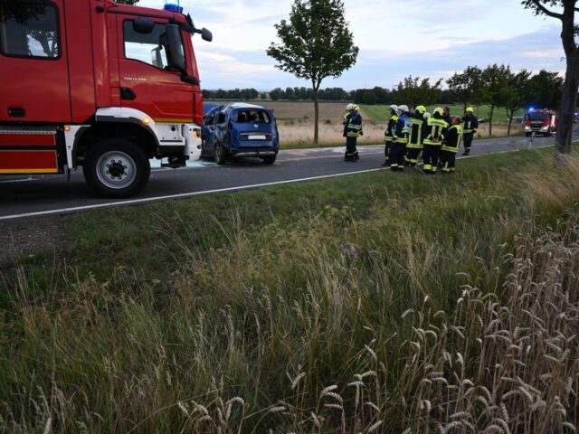 B245: 24-Jähriger Autofahrer kommt von der Fahrbahn ab und wird schwer verletzt
