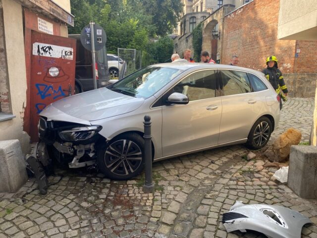 Autofahrer kracht gegen Hausfassade