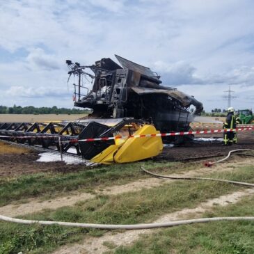 Feuerwehr im Einsatz: Brand eines Mähdreschers