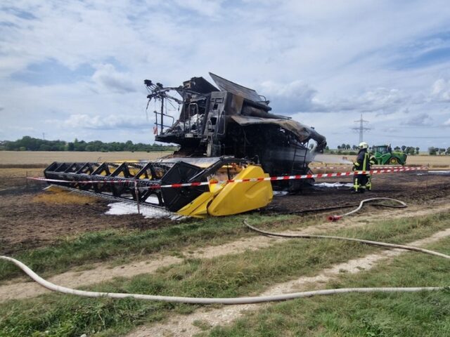 Feuerwehr im Einsatz: Brand eines Mähdreschers