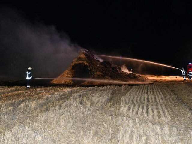 Feuerwehr im Einsatz: Verdacht der Brandstiftung – Heu-Dieme bei Schauen in Flammen