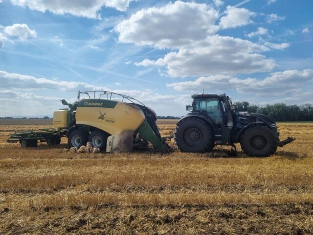Feuerwehr im Einsatz: Strohpresse in Brand geraten