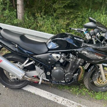 VW kollidiert mit Motorrad – Biker schwer verletzt