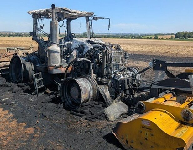 Feuerwehr im Einsatz: Brand zerstört Landmaschinen
