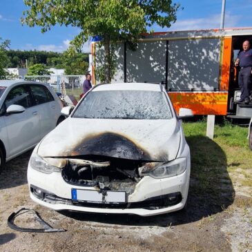 Feuerwehr im Einsatz: Pkw brennt auf Privatparkplatz