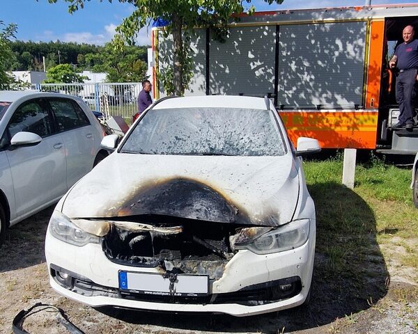 Feuerwehr im Einsatz: Pkw brennt auf Privatparkplatz