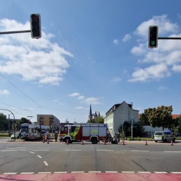 Motorradfahrer nach Verkehrsunfall schwer verletzt – Unfallbeteiligter haut ab – Polizei sucht Zeugen         