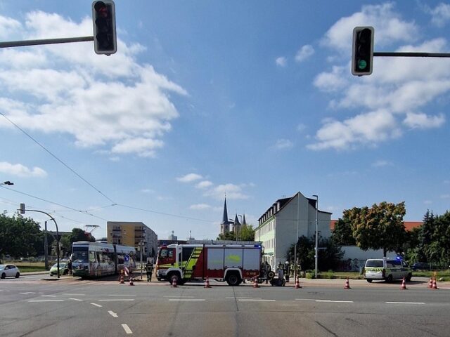 Motorradfahrer nach Verkehrsunfall schwer verletzt – Unfallbeteiligter haut ab – Polizei sucht Zeugen         