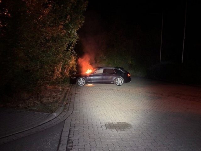Auto geht auf Parkplatz in Flammen auf