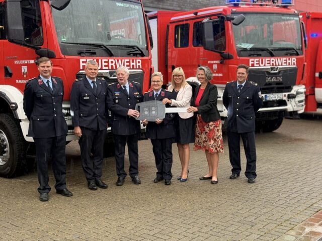 Vier neue Fahrzeuge für den Katastrophenschutz / Innenministerin und Oberbürgermeisterin übergeben moderne Gerätewagen