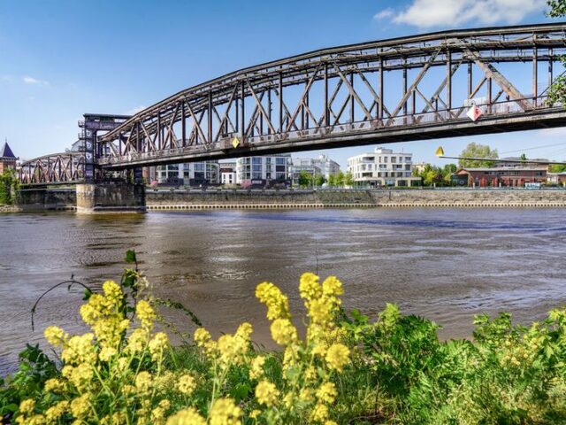 Oberbürgermeisterin: „Stadtverwaltung hat Fördermöglichkeit für private Hubbrücke aufgezeigt“ / Reaktion auf Schließung durch Eigentümer